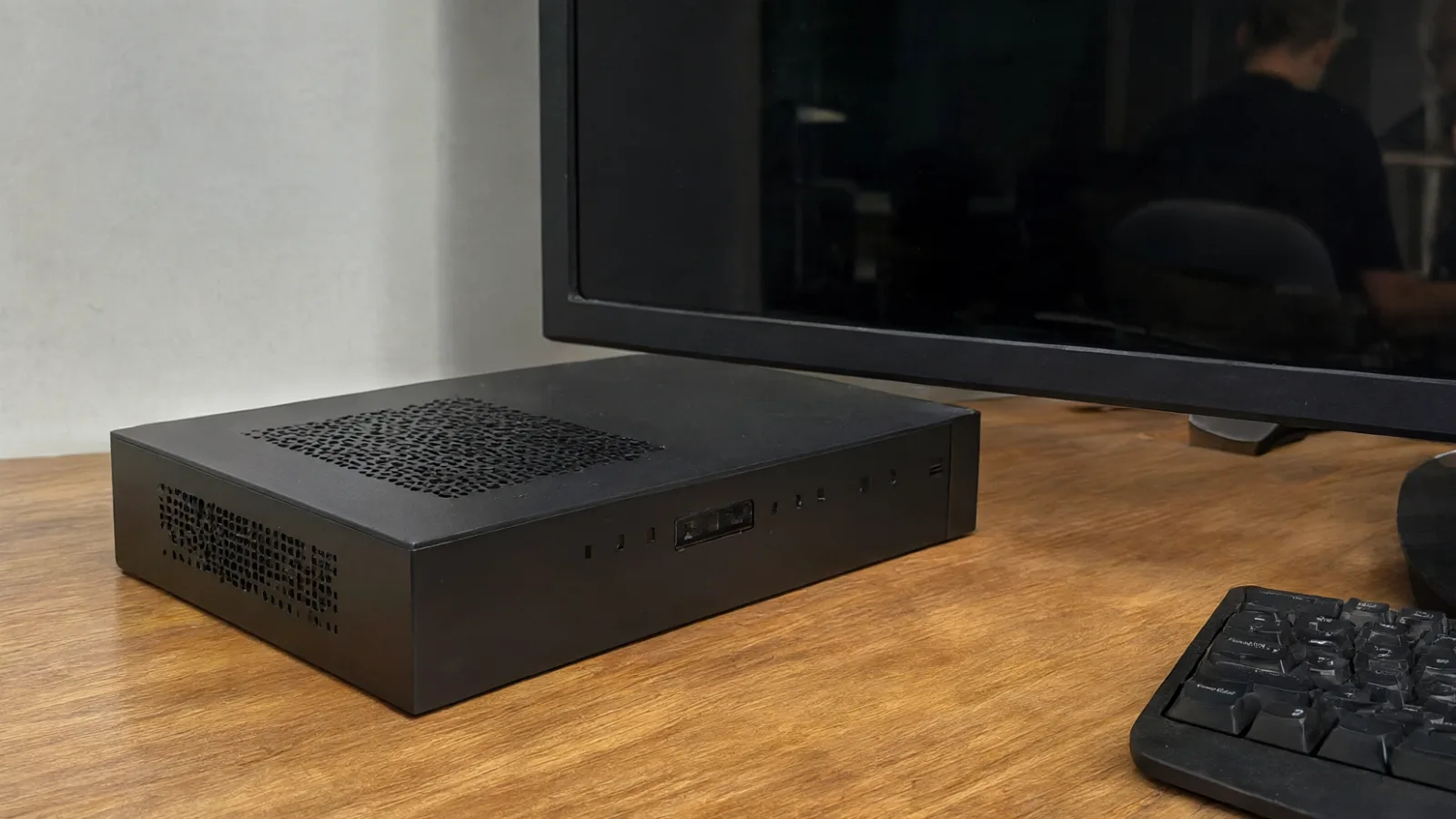 Mini PC nero con tastiera meccanica per container Linux nativi in Windows 11